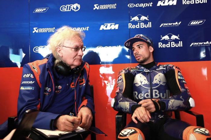 Pembalap KTM Tech 3, Miguel Oliveira sedang berdiskusi dengan timnya pada MotoGP Americas 2019