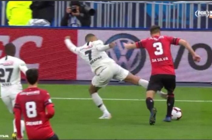 Kylian Mbappe melanggar keras Damien Da Silva dalam final Piala Prancis antara PSG dan Rennes, Sabtu (27/4/2019)