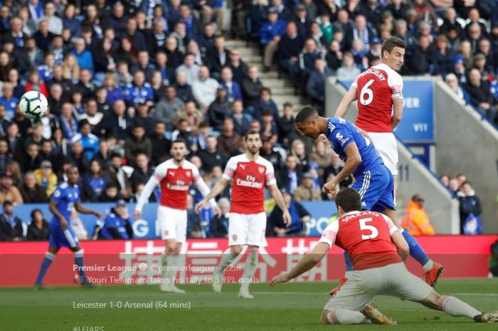 Gelandang Leicester City, Youri Tielemans, menyundul bola dalam laga pekan ke-36 Liga Inggris kontra Arsenal di King Power Stadium, 28 April 2019.