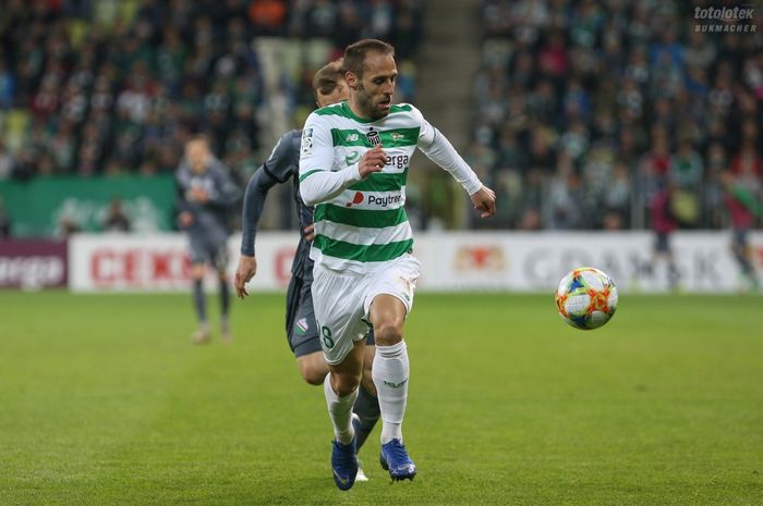 Striker Lechia Gdansk, Flavio Paixao saat melawan Legia Warszawa pada lanjutan babak championship Liga Polandia di Stadion Energa Gdansk, Sabtu (27/4/2019).