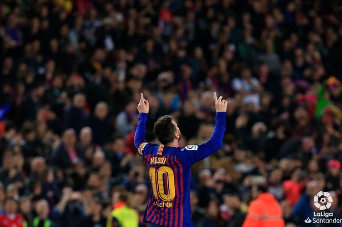 Striker Barcelona, Lionel Messi, merayakan gol yang ia cetak ke gawang Levante pada laga La Liga Spanyol, Ahad (28/4/2019), di Stadion Camp Nou.