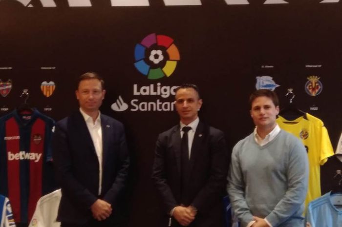 Joris Evers (kiri) bersama dengan Ivan Codina dan Oscar Mayo dalam LaLiga Media Roundtables di Sunway Resort &amp; Hotel, Malaysia, Senin (29/4/2019).