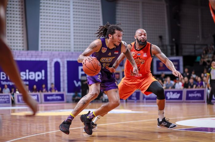 Pertandingan semifinal Asean Basketball League antara CLS Knights Indonesia dan Mono Vampire Thailand di GOR Kertajaya, Surabaya, Jawa Timur, Minggu (28/4/2019).