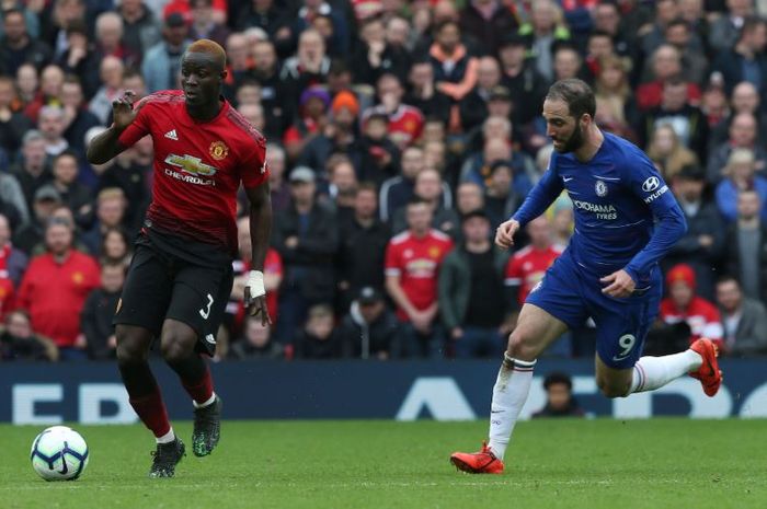 Eric Bailly (Manchester United) dan Gonzalo Higuain (Chelsea)