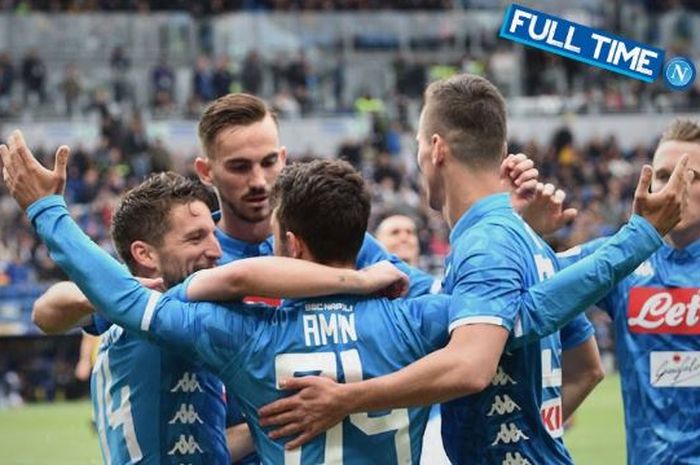 Para pemain Napoli melakukan selebrasi.