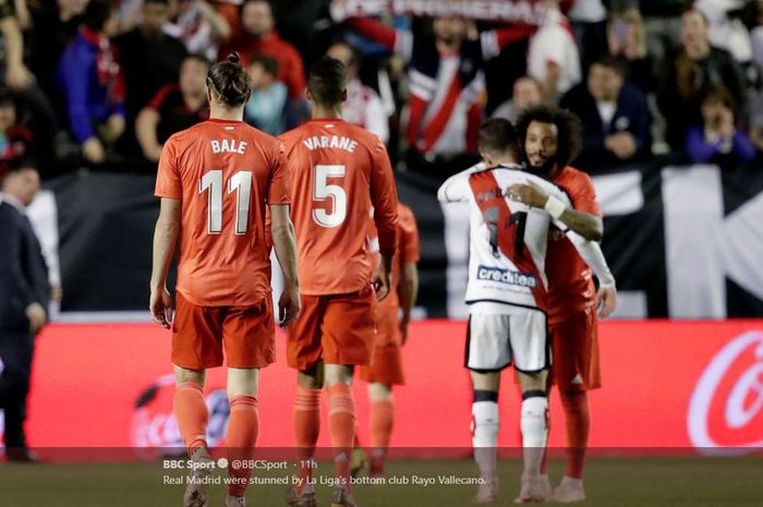 Gareth Bale dan Raphael Varane melangkah gontai usai Real Madrid dikalahkan Rayo Vallecano dalam partai Liga Spanyol, 28 April 2019.