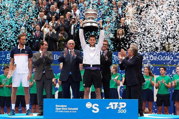 Petenis asal Austria, Dominic Thiem lakukan selebrasi usai juarai Barcelona Open 2019, Minggu (28/4/2019)