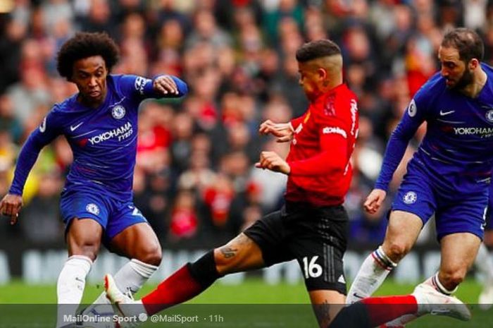 Bek Manchester United, Marcos Rojo, menerjang winger Chelsea, Willian, dalam laga pekan ke-36 Liga Inggris di Stadion Old Trafford, 28 Apil 2019.