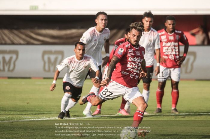 Stefano Lilipaly saat mengeksekusi penalti ke gawang Persija dalam partai leg pertama Piala Indonesia, 26 April 2019.