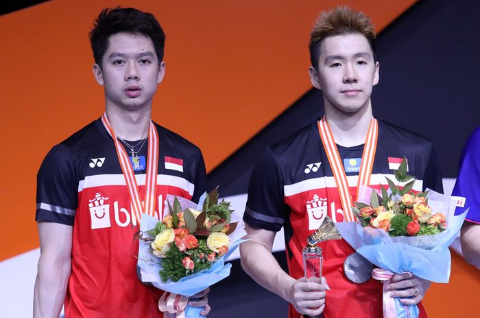 Pasangan ganda putra Indonesia, Marcus Fernaldi Gideon/Kevin Sanjaya Sukamuljo, di podium runner-up Kejuaraan Asia 2019 di Wuhan Sports Center Gymnasium, Minggu (29/4/2019).