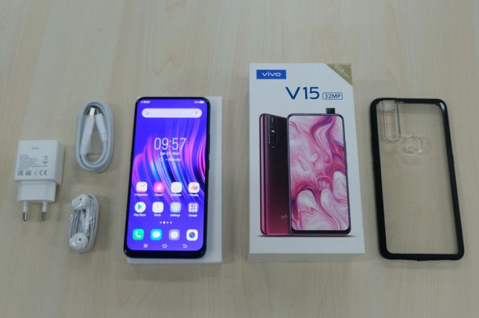 Isi paket penjualan Vivo V15, smartphone flaghsip dari Vivo Indonesia yang dilengkapi oleh kamera pop up selfie 32MP.