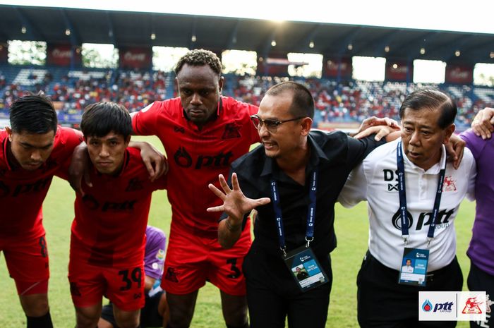 Bek berpaspor Indonesia, Victor Igbonefo (tengah) mendengar instruksi pelatih PTT Rayong, Teerasak Po-on saat jeda laga kontra Muangthong United pada lanjutan Liga Thailand 1 2019 di Stadion PTT, 27 April 2019. 