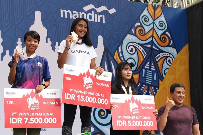 Para pemenang Mandiri Jogja Marathon 2019 nomor 10K nasional putri.