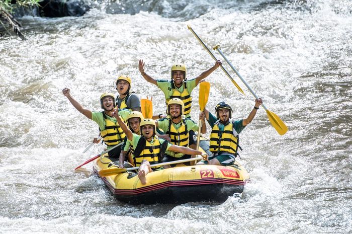 Para pemain Persebaya Surabaya melakukan team building di Bali pada 30 April 2019.