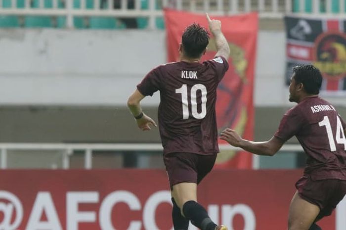 Gelandang PSM Makassar, Marc Klok, merayakan gol yang dicetaknya ke gawang Home United, di Stadion Pakansari, Kabupaten Bogor, Selasa (30/4/2019).