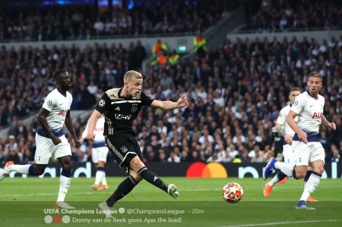 Gelandang Ajax Amsterdam, Donny van de Beek mencetak gol dalam laga leg pertama semifinal Liga Champions kontra Tottenham Hotspur di Tottenham Hotspur Stadium, 30 April 2019.