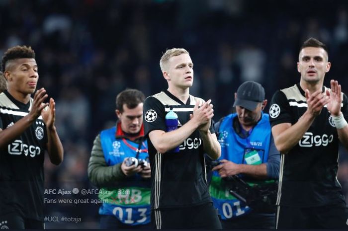 Trio pemain Ajax Amsterdam, David Neres (kiri), Donny van de Beek, dan Dusan Tadic, seusai laga leg I semifinal Liga Champions kontra Tottenham Hotspur, 30 April 2019.