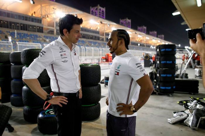 Bos Mercedes, Toto Wolff (kiri) tengah berdiskusi dengan Lewis Hamilton (kanan) pada GP F1 Bahrain.