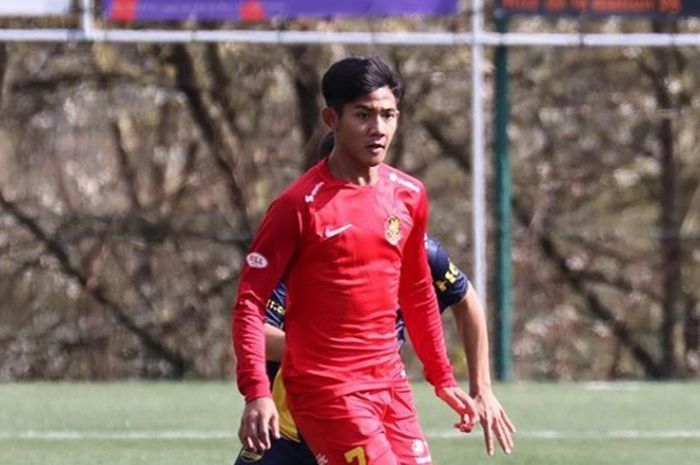 Pemain AFC Tubize, Firza Andika, saat menghadapi Marcet Academy of Barcelona.