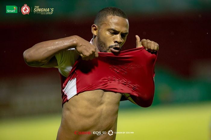 Selebrasi pemain asing Phnom Penh Crown, Paulo Victor seusai mencetak gol ke gawang Asia Europe United pada pekan kelima Liga Kamboja 2019 di Stadion RSN, 28 April 2019. 