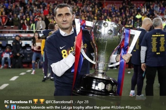 Ernesto Valverde mengangkat trofi Liga Spanyol usai Barcelona mengalahkan Levante