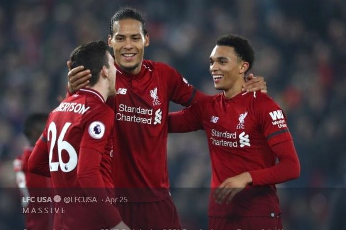 Trio bek Liverpool, Virgil van Dijk (tengah) bersama Andy Roberton dan Trent Alexander-Arnold.