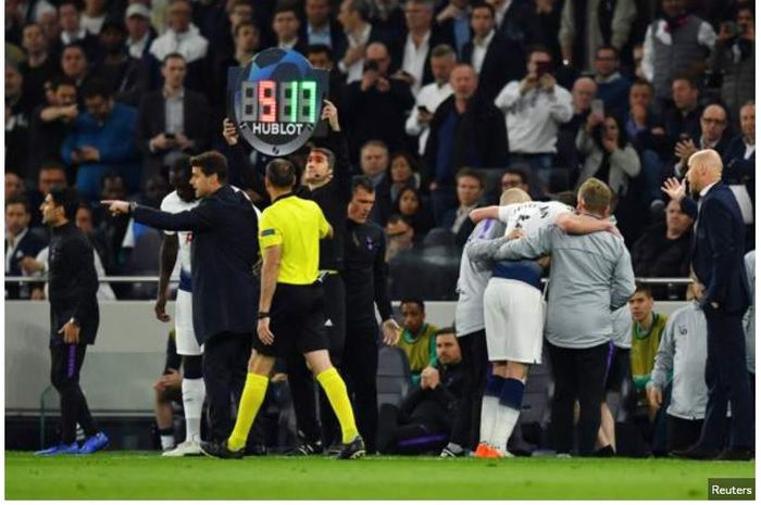 Bek Tottenham, Jan Vertonghen, ditandu keluar dari lapangan pada laga semifinal leg pertama Liga Champions kontra Ajax Amsterdam, Rabu (1/5/2019) dini hari WIB.