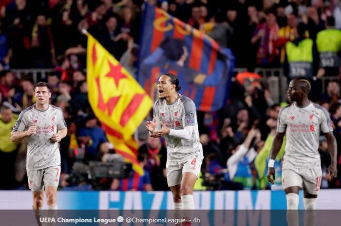 Bek Liverpool, Virgil van Dijk (tengah), berteriak dalam laga leg pertama semifinal Liga Champions melawan Liverpool di Stadion Camp Nou, Rabu (1/5/2019).