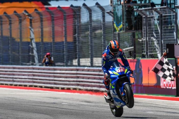 Pembalap Suzuki Ecstar, Alex Rins lakukan selebrasinya usai memenangi MotoGP Americas 2019