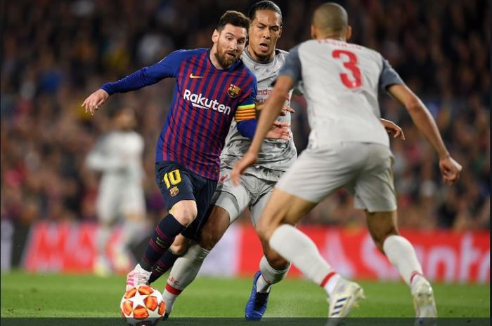 Dua pemain Liverpool, Virgil van Dijk dan Fabinho, berusaha menghentikan penyerang Barcelona, Lionel Messi, dalam laga leg pertama semifinal Liga Champions di Stadion Camp Nou, 1 Mei 2019.