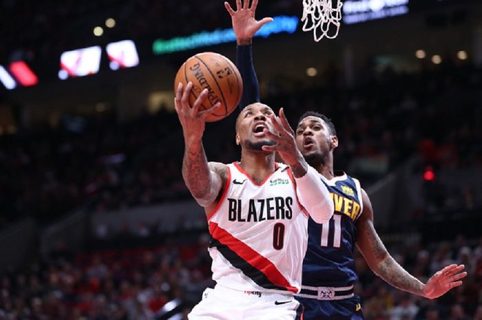 Pemain bintang Portland Trail Blazers, Damian Lillard, berusaha melepaskan tembakan lay-up dalam laga melawan Denver Nuggets.