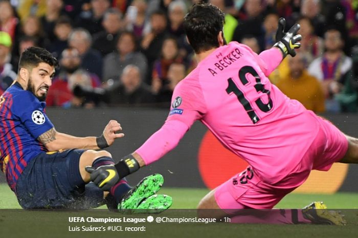 Aksi striker Barcelona, Luis Suarez, saat menjebol gawang Liverpool pada leg pertama babak semifinal Liga Champions di Stadion Camp Nou, 1 Mei 2019.