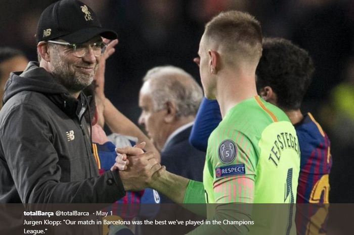 Juergen Klopp menyalami pemain Barcelona seusai pertandingan leg pertama semifinal Liga Champions