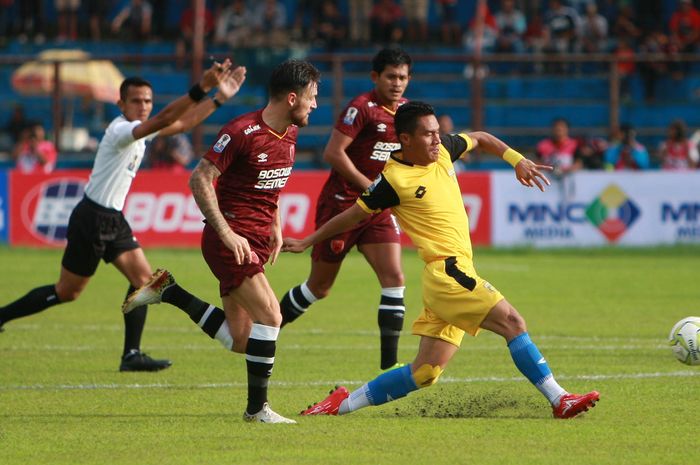 Wasit Nusur Fadilah memimpin jalannya pertandingan Bhayangkara FC kontra PSM Makassar