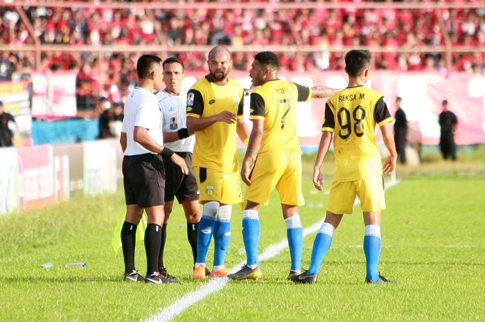 Para pemain Bhayangkara FC melakukan protes keras kepada wasit saat laga melawan PSM Makassar