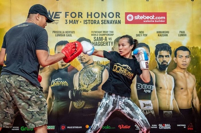 Atlet ONE Championship asal Indonesia, Priscilla Hertati Lumban Gaol (kanan).