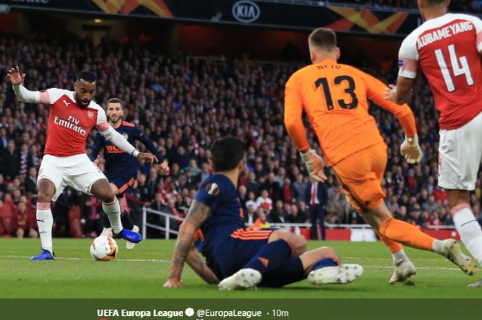 Aksi striker Arsenal, Alexandre Lacazette, yang berujung gol ke gawang Valencia pada leg pertama babak semifinal Liga Europa 2018-2019 di Stadion Emirates, 2 Mei 2019.