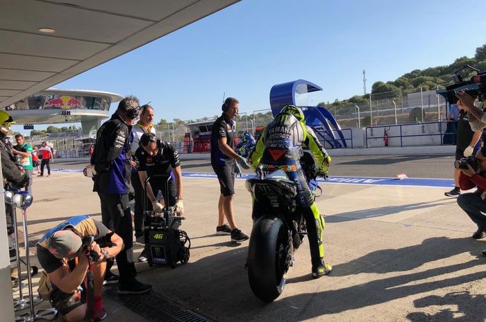 Valentino Rossi ketika akan melaju pada FP1 MotoGP Spanyol 2019, Jumat (3/5/2019).