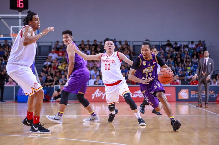 Aksi dribble point guard CLS Knights Indonesia, Arif Hidayat (pegang bola), saat menembus pertahanan Singapore Slingers dalam laga final pertama ABL 2018/19, Jumat (3/5/2019)