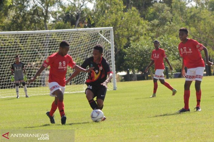 Pesepak bola dari Akademi Bintang Timur, Atambua Yuventus Tallo (kiri), berebutan bola dengan seorang pemain Timnas Timor Leste u-18, di Darwin, Australia, Sabtu (4/5/2019).