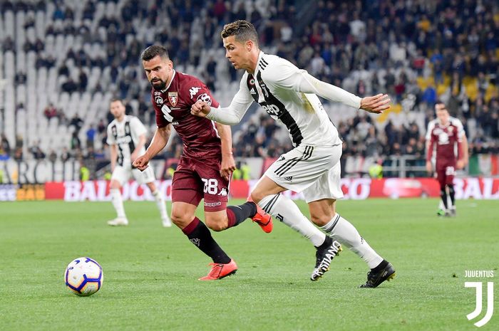 Megabintang Juventus, Cristiano Ronaldo, berduel dengan gelandang Torino, Tomas Rincon, dalam laga pekan ke-35 Liga Italia di Stadion Allianz Turin, 3 Mei 2019.