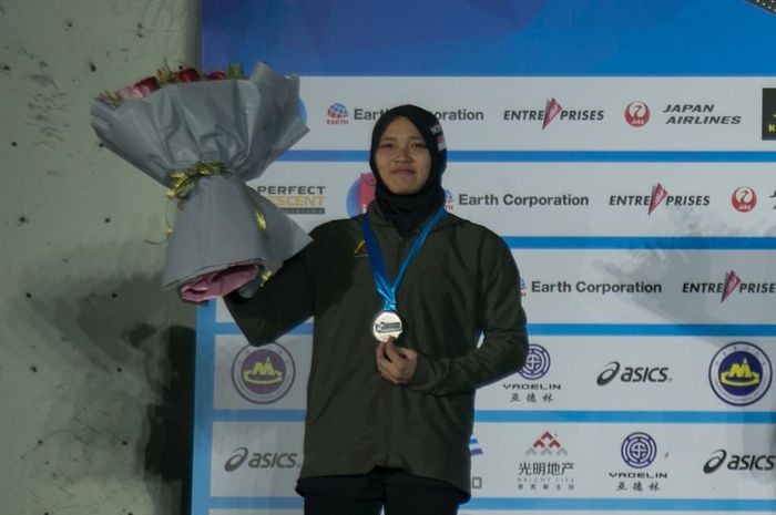 Atlet panjat tebing putri Indonesia, Aries Susanti Rahayu, berpose di podium kedua seri IFSC Climbing Worldcup di Wujiang, China, 3-5 Mei 2019. 