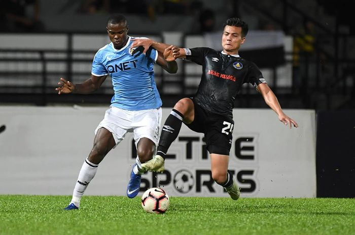 Aksi pemain anyar PJ City FC, Washington Brandao (kiri) yang coba dihentikan pilar Pahang FA pada laga pekan ke-12 Liga Super Malaysia 2019 di Stadion IPJ, Selangor, 4 Mei 2019. 