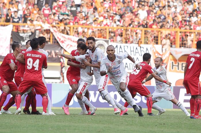 Pemain Persija Jakarta berusaha menghalang pemain Bali United pada Kratingdaeng Piala Indonesia di Stadion Wibawa Mukti, Cikarang, Jawa Barat, Minggu (5/4/2019) dalam laga tersebut persija menang melawan Bali United dengan skor 1-0. 