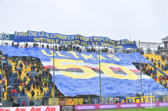 Fan dari Sampdoria yang datang ke Ennio Tardini dihormati dan satu tribune dengan pendukung Parma sebagai tuan rumah pada lanjutan Serie A 2018-2019, 5 Mei 2019. 