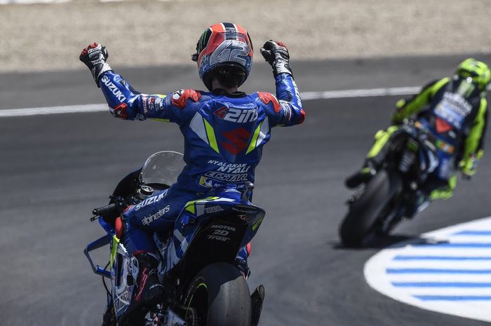 Alex Rins ketika melakukan selebrasi setelah finis runner-up pada MotoGP Spanyol 2019.