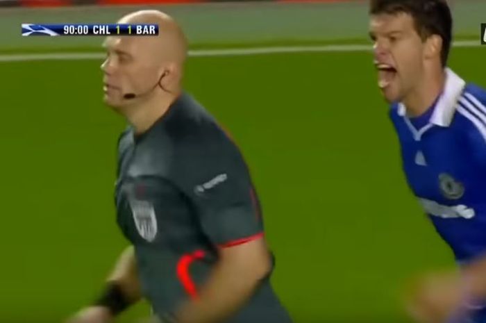 Wasit Tom Ovrebo diprotes pemain Chelsea, Michael Ballack di laga kontra Barcelona pada 6 Mei 2009 dalam ajang semifinal Liga Champions.