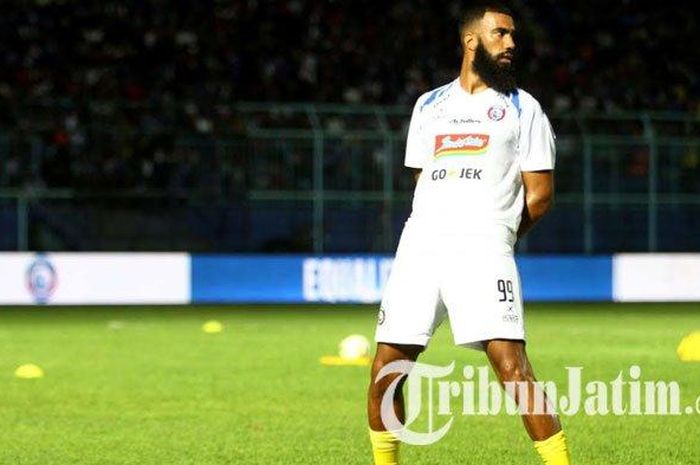 Striker Arema FC, Sylvano Comvalius, mengenakan jersey tandang Arema FC yang berwarna putih dalam launching jersey Arema FC di Stadion Kanjuruhan Kepanjen, Kabupaten Malang, Sabtu (4/5/2019).