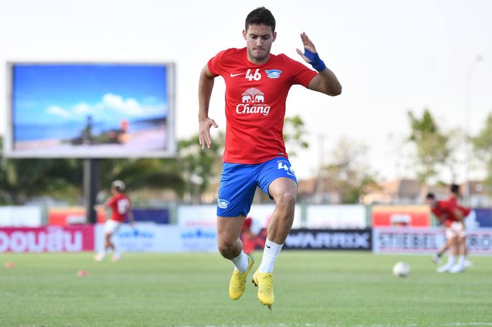 Striker Chonburi FC, Patrick Cruz melakukan pemanasan jelang lawan tuan rumah Thai Honda FC pada putaran pertama Piala FA Thailand 2019, 1 Mei 2019. 