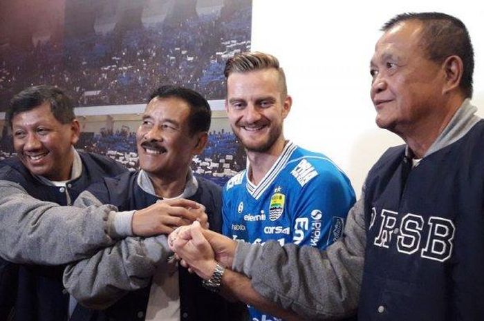 Pemain asal Slovenia, Rene Mihelic, resmi diperkenalkan sebagai penggawa Persib Bandung di Graha Persib, Jalan Sulanjana, Kota Bandung, Selasa (7/5/2019)